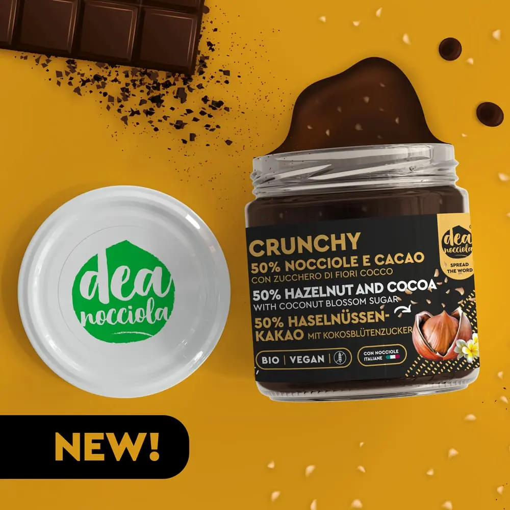 Banner sfondo giallo con vasetto crema spalmabile crunchy 50% nocciole e cacao, in alto a destra barretta cioccolato fondente e in basso a sinistra tappo bianco con logo dea nocciola